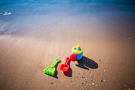 儿童沙滩玩具与海