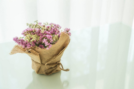 桌上的鲜花花束装饰