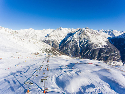 奥特塔尔阿尔索尔登高山滑雪胜地的滑雪者和滑雪缆车