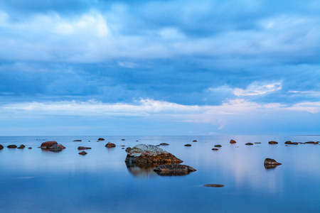 海上日出。石头在前景