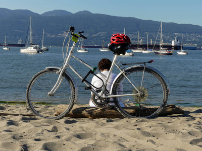 女性坐自行车海洋沙滩