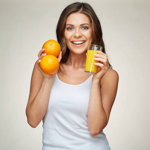 女人抱着水果和果汁。维生素饮料