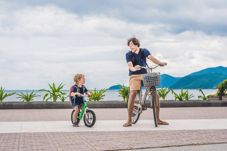 幸福的家庭骑自行车户外