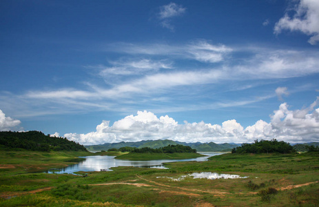 美丽风景，那里是湖，山，蓝色的天空，白色的云