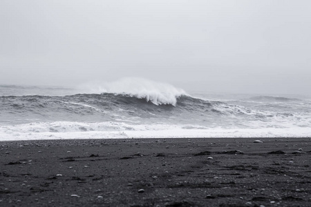 冰岛黑色沙滩上的波浪