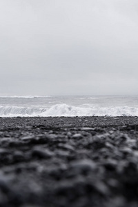 冰岛黑色沙滩上的波浪