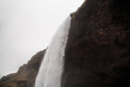 冰岛南部的 seljalandsfoss 瀑布