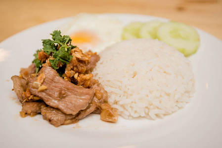 猪肉炒大蒜饭和煎蛋, 泰国菜