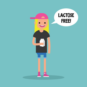 年轻的金发女孩，抱着一盒乳糖免费牛奶