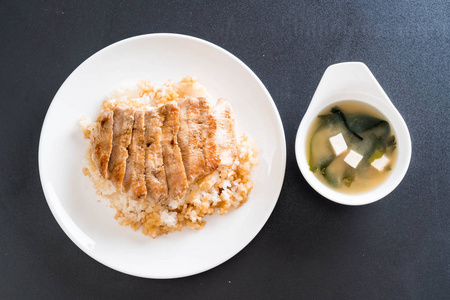 红烧猪肉荣登饭味噌汤