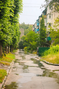 大雨落在城市街道上