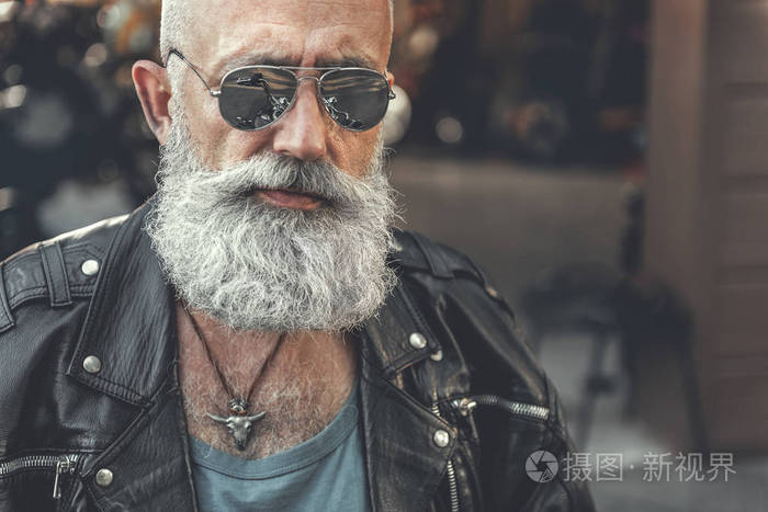 自信的大胡子的男人,汽修厂附近照片-正版商用图片08j