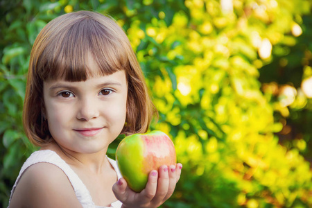 孩子一个苹果。选择性的焦点