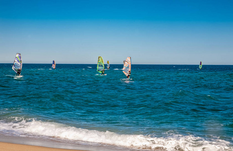 风冲浪者在蔚蓝的大海