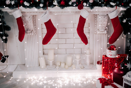 装饰精美明亮红色圣诞袜子挂在壁炉礼物等待关闭图片