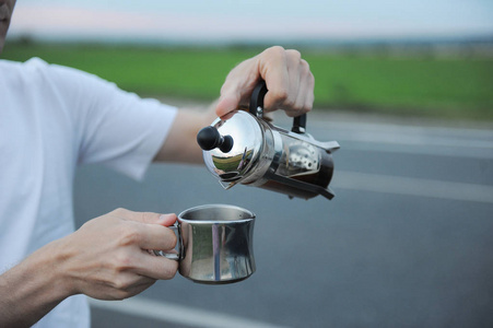 在旅途中, 在路边的汽车引擎盖上, 在法国报刊上替代煮咖啡