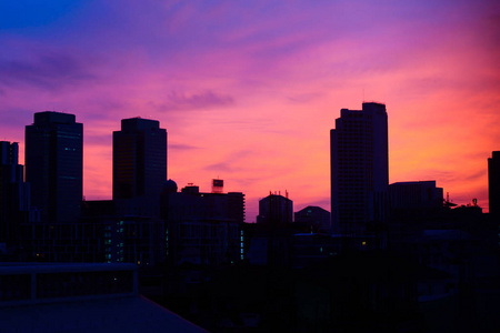 剪影镇黎明与美丽的天空。用色彩斑斓的天空，对城市的美好时刻。在早上的色彩斑斓的天空建设。曼谷市和五彩缤纷的朝霞