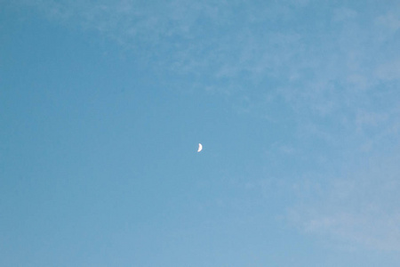 蓝色的天空和月亮在韩国