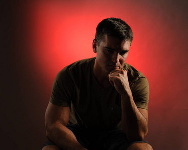 英俊的男人在等着他的女人