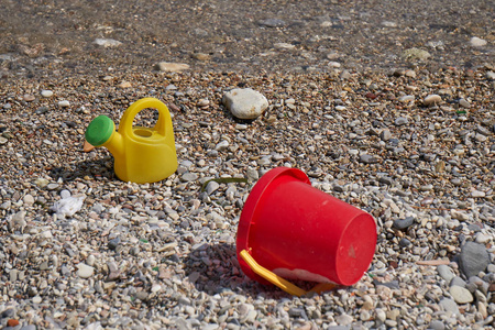 水桶和浇水罐在海滩上玩
