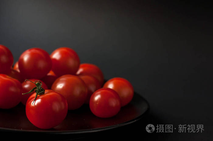 黑色背景上的西红柿