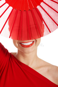 用扇子打扮一个穿红衣服的漂亮女人。