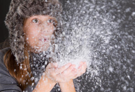 吹雪的女孩冬天