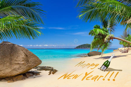 热带海滩上的新年快乐标志