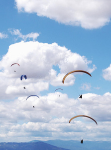 蓝天下的滑翔伞图片