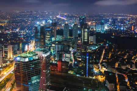 有灯光和高楼的夜景图片