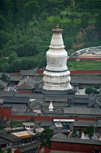 五台泰源寺巨大的白色佛塔