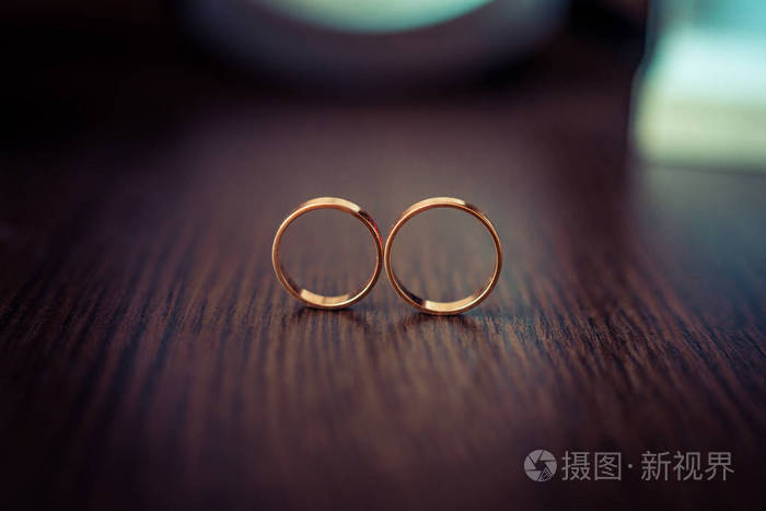 两个结婚戒指在无限符号爱情观