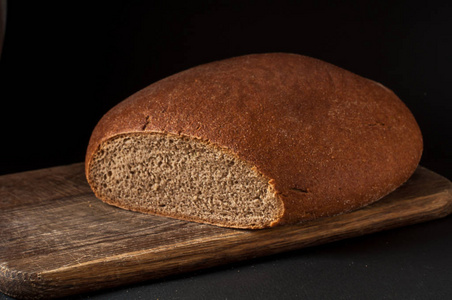 一个面包的面包特写黑色背景