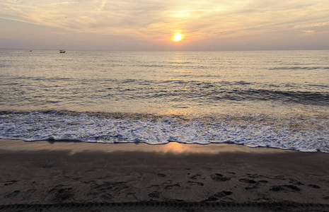 清晨在海滩上欣赏日出美景