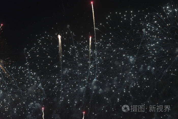 烟花在夜空上的假期