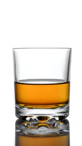 杯威士忌在白色背景上