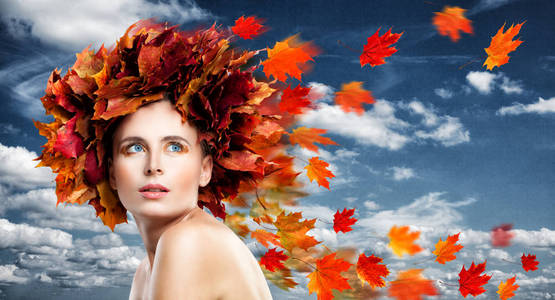 秋之美。完美的女人时装模特