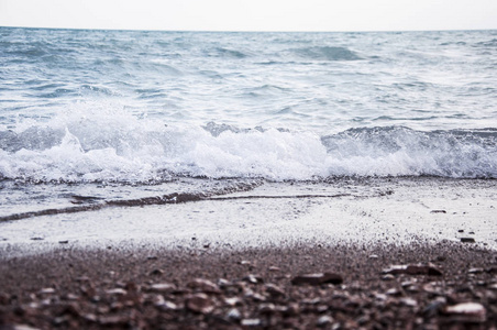 海浪和鹅卵石海滩