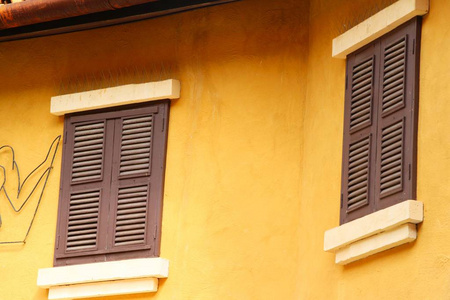 窗和砖墙是老式风格