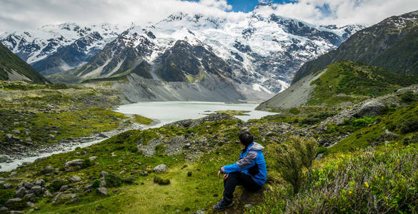 山徒步旅行在荒芜的景象图片