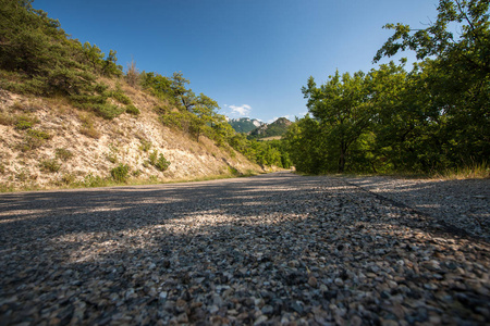 长长的曲折的沥青路面，通过山