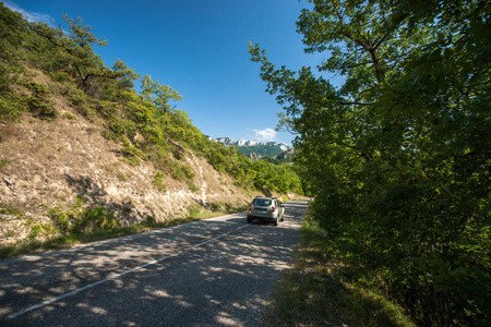 长长的曲折的沥青路面，通过山