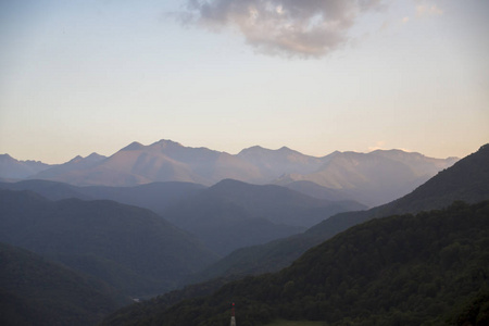 美丽的景色如诗如画的峡谷山顶的