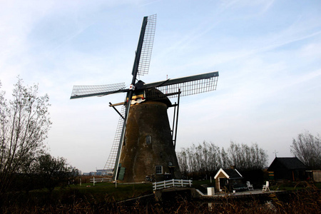 在荷兰，与村庄 河流 牧场和农场景观金德镇 windemill