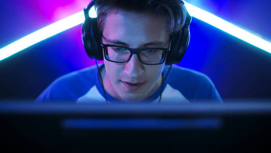 专业玩家戏剧在 Mmorpg  战略  射击游戏在他的电脑上。他参加在线网络游戏比赛，戏剧在家里，或在互联网咖啡馆。他戴着眼