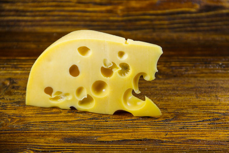 一块木制的背景上的奶酪
