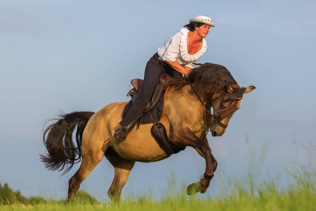 成熟的女人，骑着安达卢西亚马