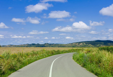 道路和草甸与天空和云彩的风景