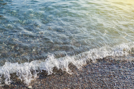 海水溅到海滩的边缘