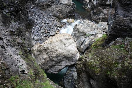 阿尔卑斯山的石头山河。 瑞士。